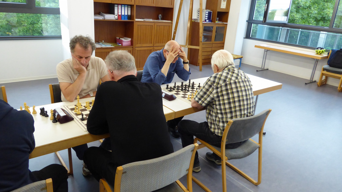Hochkonzentriert ist hier Leo und daneben Holger zu sehen.