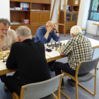 Hochkonzentriert ist hier Leo und daneben Holger zu sehen.